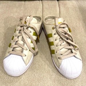 Size 5 Adidas Superstar slides⭐️
